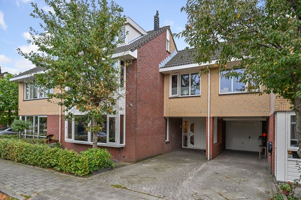 Verkocht onder voorbehoud: Twee-onder-een-kapwoning met veel ruimte! 